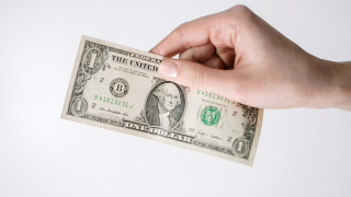 Dólar cai ao menor nível em dois anos e abre a R$ 5,051; especialistas orientam compras graduais