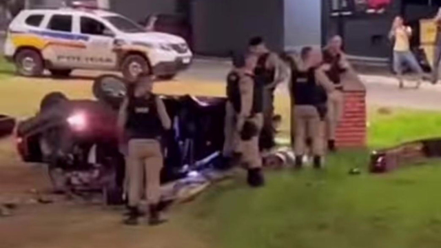 Motorista bêbado capota após fugir da PM e arranca três árvores em Coronel Fabriciano