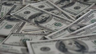 Dólar abre em queda após fechar abaixo de R$ 5, com tensão entre Irã e EUA no radar