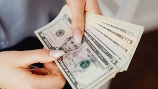 Dólar cai abaixo de R$ 5 e abre a R$ 4,97 com juros e cenário externo no radar