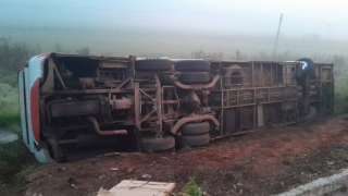 Ônibus de excursão para Aparecida do Norte tomba na BR-267 e deixa feridos