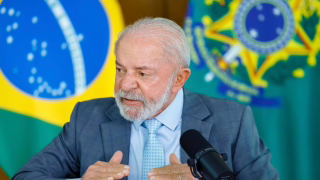 Lula assina projeto que acaba com escala 6x1 e reduz jornada semanal para 40 horas