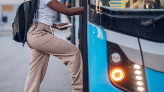 Passageira que caiu ao embarcar em ônibus em MG será indenizada em R$ 3 mil