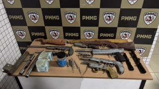Idoso é baleado acidentalmente e PM encontra seis armas caseiras e R$ 54 mil em Piedade de Caratinga