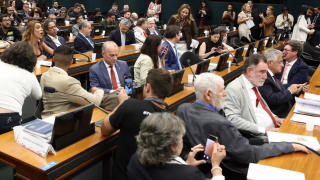 Pedido de vista na CCJ adia votação de PEC que prevê fim da escala 6x1