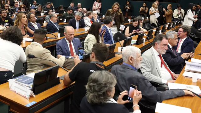 Pedido de vista na CCJ adia votação de PEC que prevê fim da escala 6x1