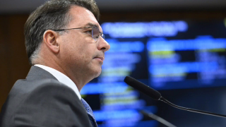 Flávio Bolsonaro critica decisão de Moraes e diz estranhar investigação da PF