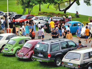 Encontro de Carros Antigos reúne veículos no Parque Ipanema, em Ipatinga, neste domingo