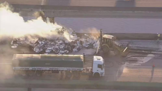 Carreta tomba e pega fogo na Rodovia dos Imigrantes em São Bernardo do Campo