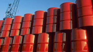 Petróleo sobe levemente, mas segue abaixo de US$ 100 com negociações no Oriente Médio no radar