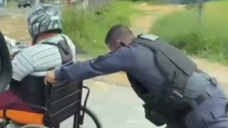 PMs ajudam cadeirante a subir ladeira durante patrulhamento em Manaus