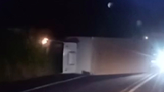 Caminhão tomba na BR-262 e causa lentidão perto de São Domingos do Prata