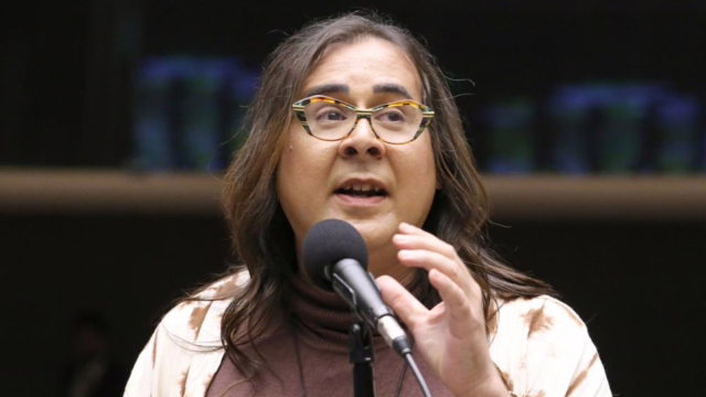 Duda Salabert propõe proibir venda de fita cola-rato em todo o Brasil