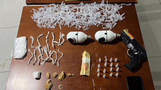 Operação da PM prende dois por tráfico de drogas em Periquito