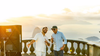 Mano Walter e Fagner gravam clipe no Cristo Redentor ao amanhecer