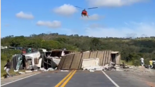 Acidente na BR-251 entre caminhões e automóvel deixa dois mortos e oito feridos