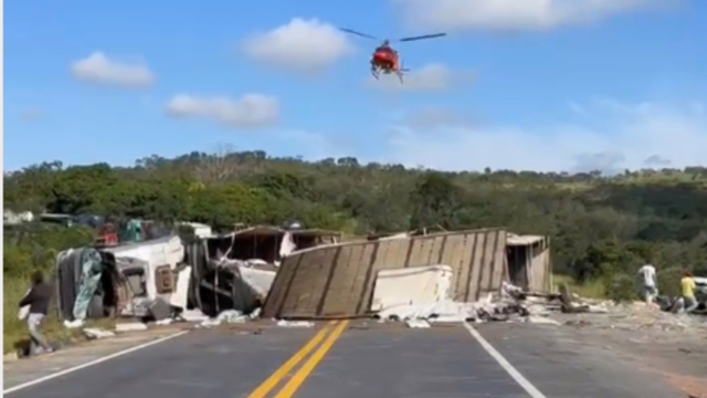 Acidente na BR-251 entre caminhões e automóvel deixa dois mortos e oito feridos