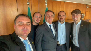 Eduardo Bolsonaro elogia Flávio e reforça pré-candidatura à Presidência