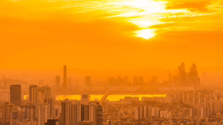 Alta pressão garante tempo firme no Sudeste na véspera do feriado; frente fria avança no Sul