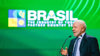 Em feira na Alemanha, Lula chama guerra Irã-EUA de “maluquice” e fala em hidrogênio verde