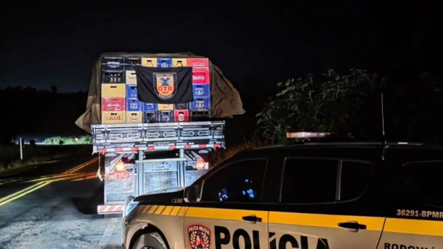 Homem é preso na MG-050 com mais de 12 mil garrafas de cerveja falsificada em Passos