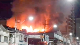 Incêndio de grandes proporções atinge supermercado no Centro de Pouso Alegre