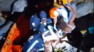 Turista fica ferida após cair de encosta na Praia do Curral, em Ilhabela