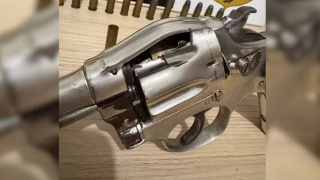 Homem fica ferido no pescoço após revólver falhar e estourar