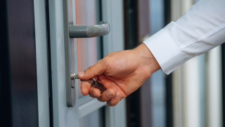 Proprietária é condenada por trancar imóvel e descartar bens de inquilino em MG