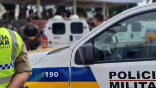 Homem é preso após jogar carro contra moto e tentar esfaquear casal em BH