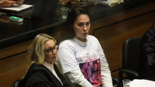 Monique Medeiros se entrega após STF determinar retorno à prisão por caso Henry Borel