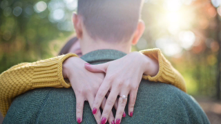 Relações com mulher mais velha ainda geram incômodo e expõem preconceitos sociais