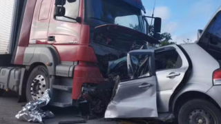 Seis pessoas da mesma família morrem em batida entre carro e carreta na BR-251, em Salinas