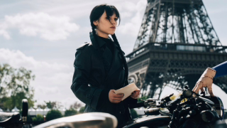 Netflix divulga 1ª foto oficial da 3ª temporada de 'Wandinha' com Jenna Ortega em Paris