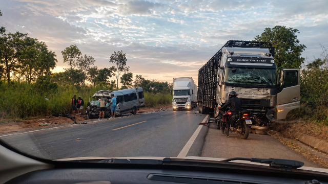 Acidente entre van, Fiat Toro e caminhão deixa oito mortos na BR-020, em Formosa (GO)