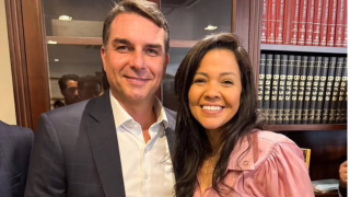 Flávio Bolsonaro avalia vereadora de Fortaleza como vice em eventual chapa à Presidência