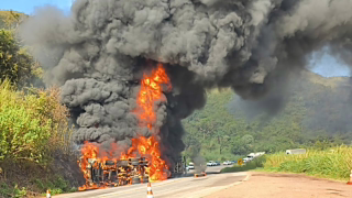 Carreta tomba, pega fogo e interdita parcialmente a BR-381 em Caeté