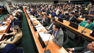 CCJ retoma análise de PEC que acaba com escala 6x1 e reduz jornada para 36 horas