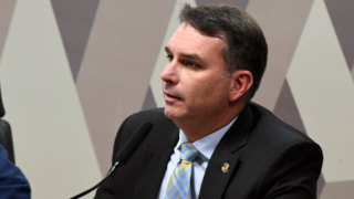 Flávio Bolsonaro critica gasto de R$ 350,2 milhões com aluguel de navios para a COP30