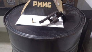 PM apreende revólver e encontra adolescente em terraço após denúncia de ameaça em Ponte Nova