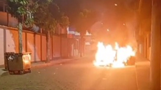 Carro pega fogo e mobiliza moradores em Barão de Cocais