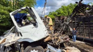 Batida entre carreta com bois e caminhão de açúcar mata motorista na BR-116, em MG