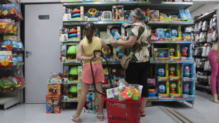 Confiança do consumidor sobe em abril e iguala maior nível desde dezembro, aponta FGV