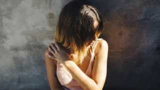 Estudo aponta automutilação e ideação suicida em adolescentes trans e relaciona risco à não aceitação familiar