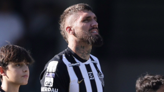 Lyanco, Alan Franco e Ivan Román entram pendurados contra o Flamengo e podem desfalcar o Atlético no clássico