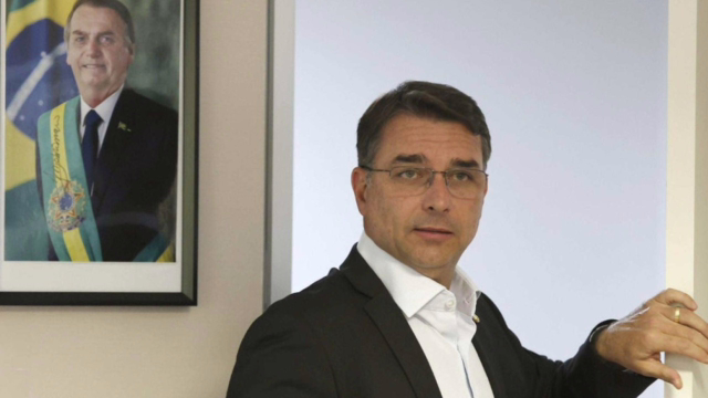 Flávio Bolsonaro diz que “o Pix é nosso” e promete manter sistema sem taxas