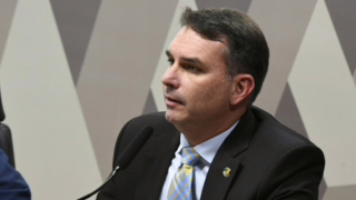 Flávio Bolsonaro defende abertura para estrangeiros explorarem terras raras no Brasil e diz ser a favor do Pix