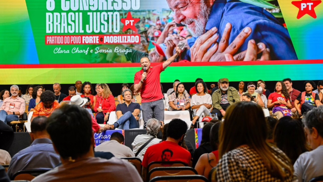 PT aprova manifesto com novas diretrizes e reforça defesa da reeleição de Lula