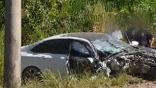 Casal fica ferido após carro sair da pista e atingir poste na BR-458, em Ipatinga