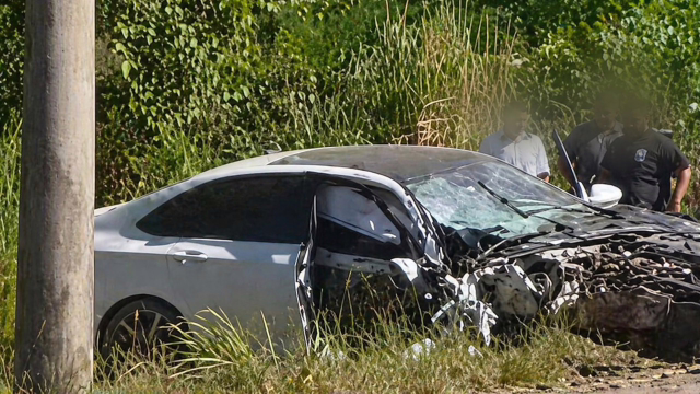 Casal fica ferido após carro sair da pista e atingir poste na BR-458, em Ipatinga